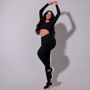 Modelo Usando o Conjunto Top e Calça Legging Fitness Manga Longa Preto - Treino