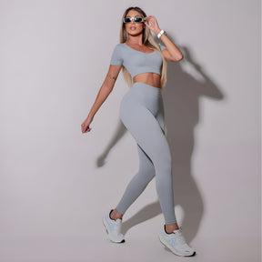 Vista Lateral - Conjunto Top e Calça Legging Fitness Canelado Cinza Claro