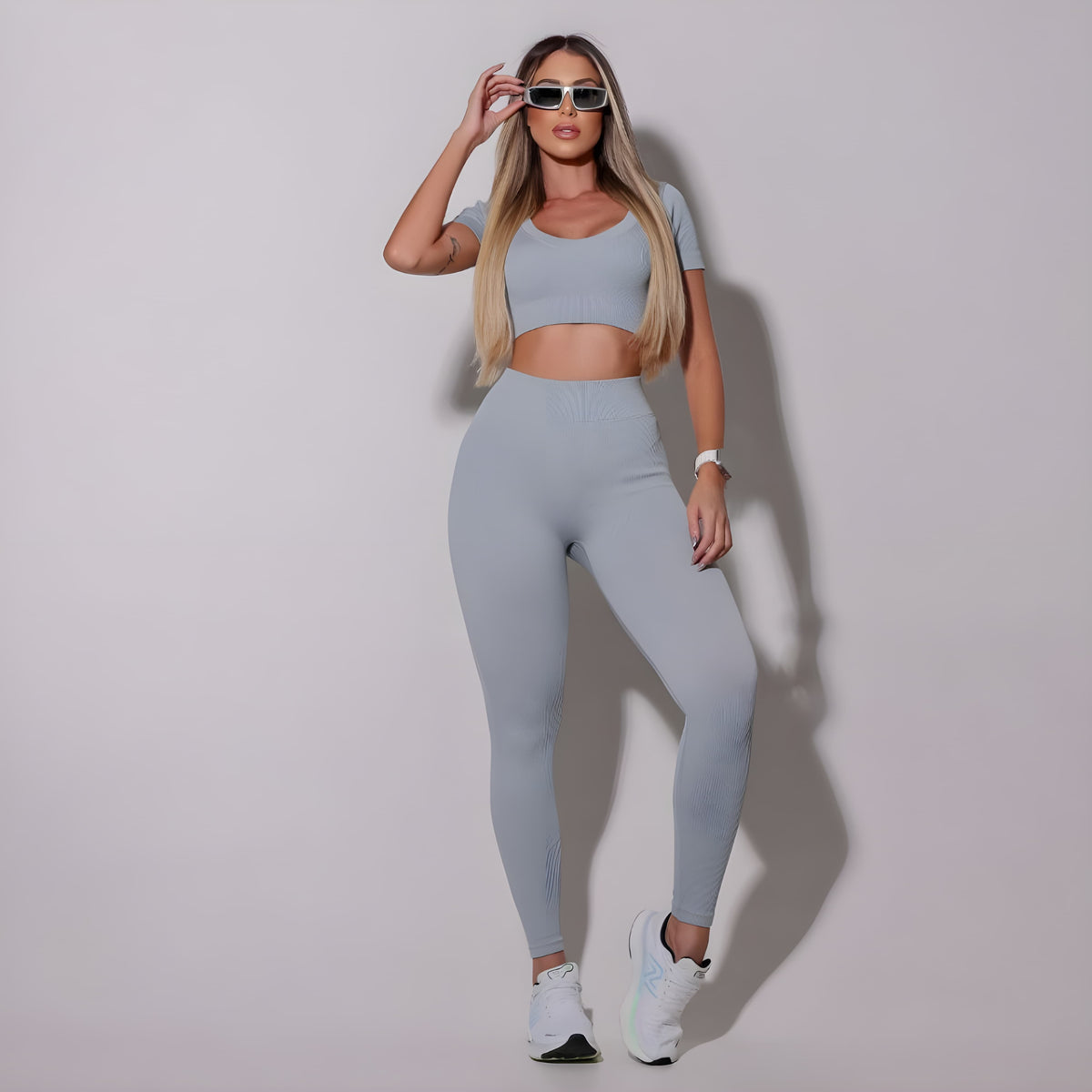 Conjunto Top e Calça Legging Fitness Canelado Cinza Claro - Vista Frontal