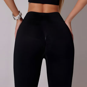 Modelo Usando a Calça Legging Fitness Canelada Preto - Treino