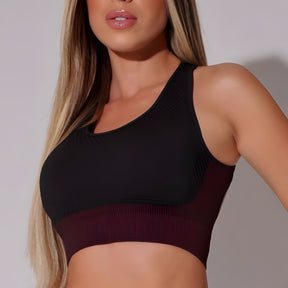  Modelo Usando o Top Fitness Piquet Preto com Detalhe Vinho - Treino